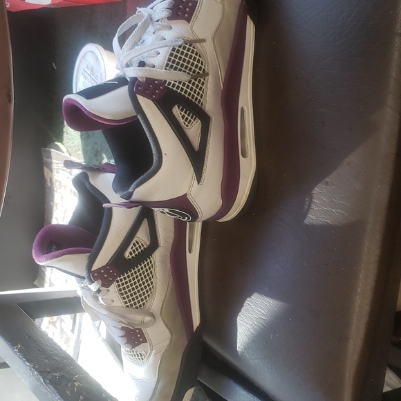 USED 10 1/2 AIR JORDAN 4 RETRO WHITE AND BURGUNDY. No Box - Picture 4 of 7